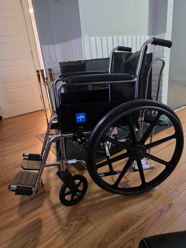 Medline Manual Wheelchair - Excellent Condition - photo 4