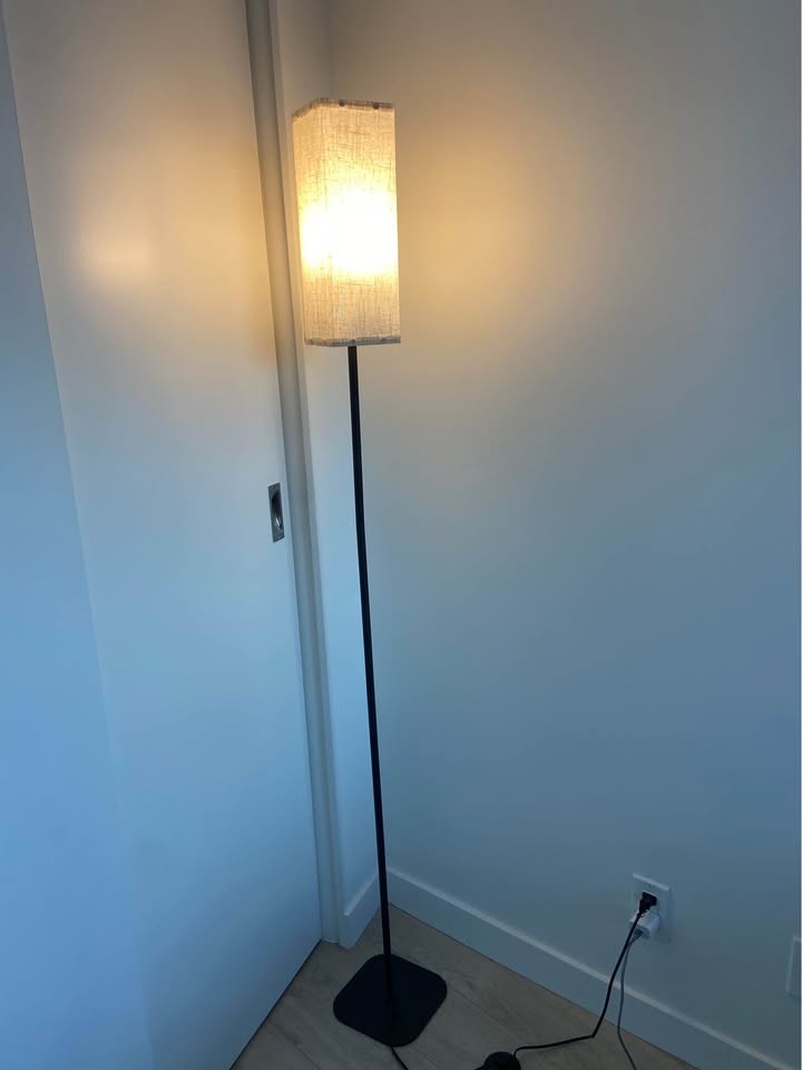 Floor lamp with foot pedal switch