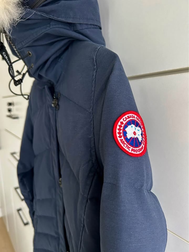 Woman’s Canada Goose Winter Jacket - photo 3