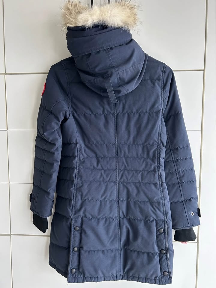 Woman’s Canada Goose Winter Jacket - photo 4