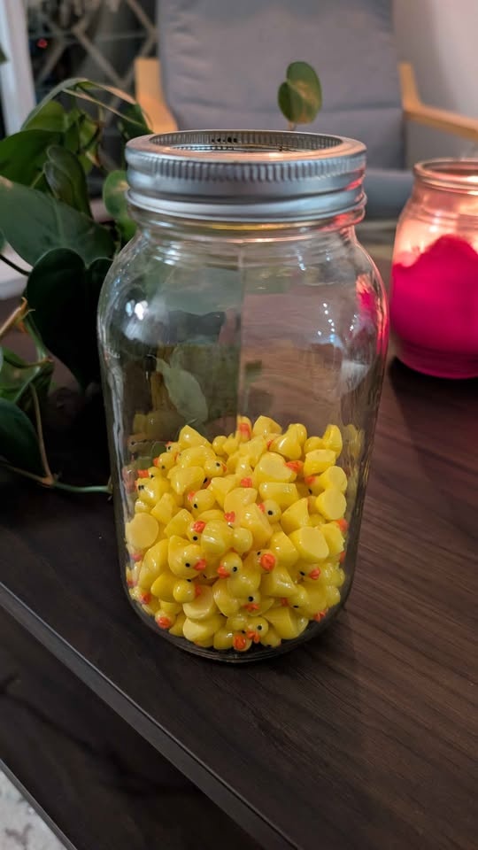 A jar of 100 yellow ducks - photo 2
