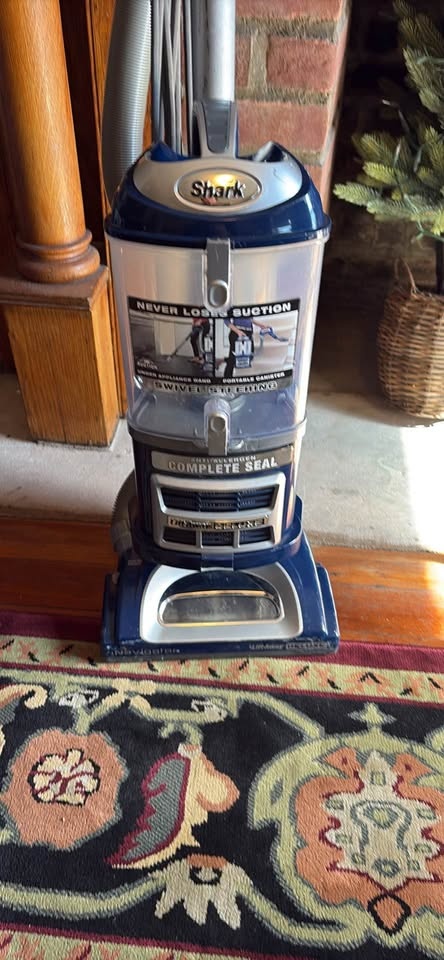 Shark Navigator Lift-Away Deluxe Vacuum (NV360) – Very Clean – $