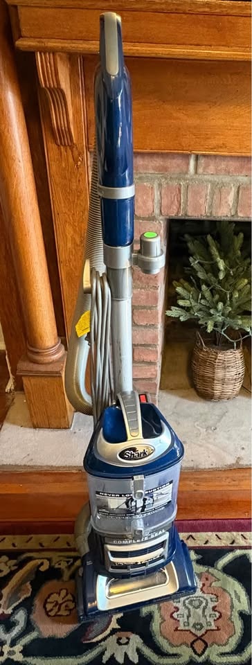 Shark Navigator Lift-Away Deluxe Vacuum (NV360) – Very Clean – $ - photo 2