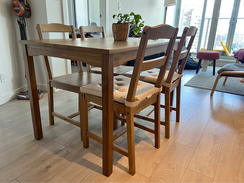 IKEA HÄGERNÄS Dining Table w/ 4 Chairs & 2 Cushions