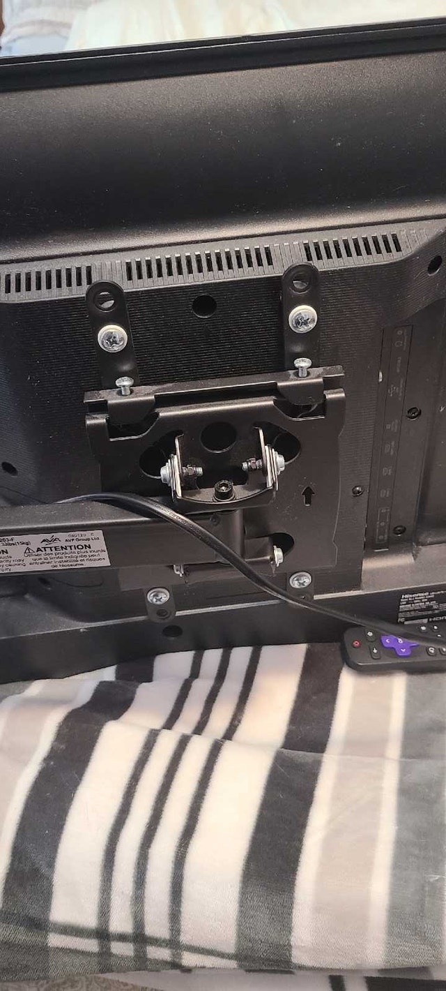 Hisense Smart TV with Wall Mount - photo 3