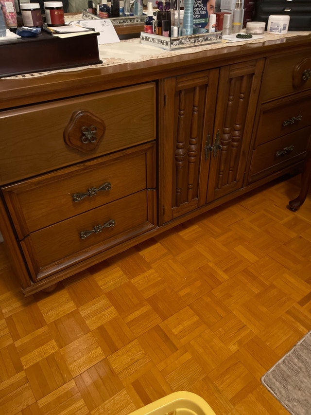 Bedroom Set solid wood with dovetail drawers.