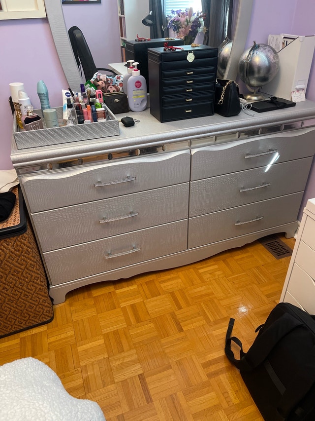 Ashley Bedroom Set - Queen Bed, Dresser, Nightstand & Mirror - photo 4