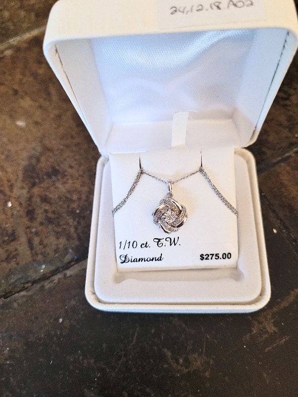 Sterling Silver 1/10 Carat T.W. Diamond Knot Pendant Necklace - photo 5