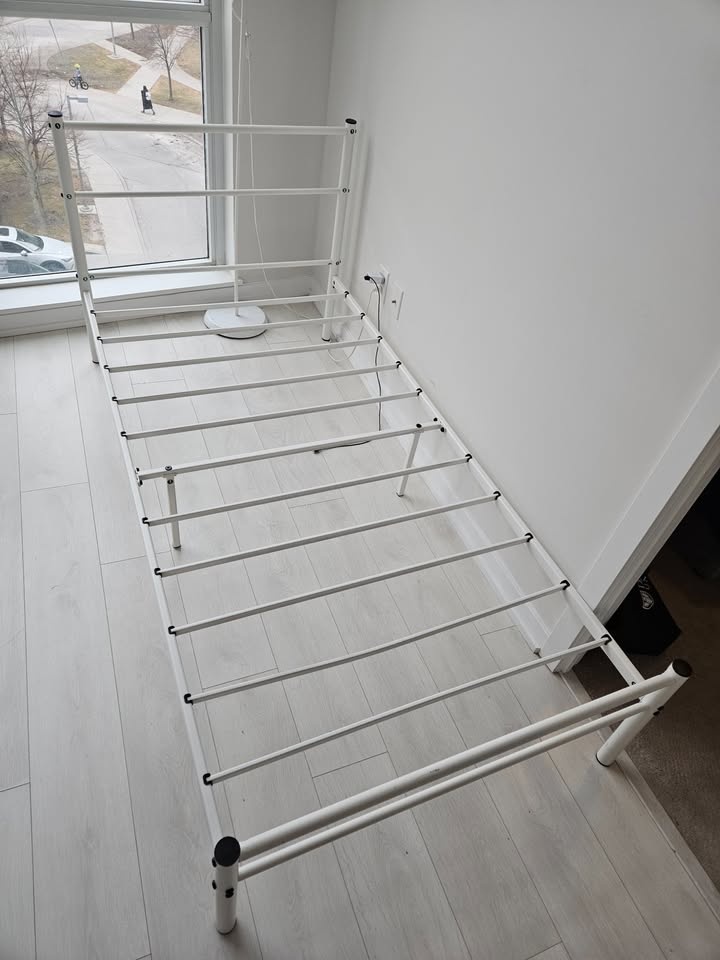Zinus 12 inch Twin Bed Frame - photo 2