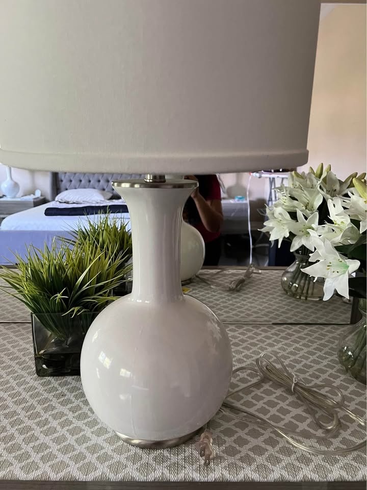 White ceramic table lamp - new open box - photo 2