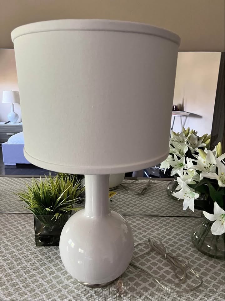White ceramic table lamp - new open box - photo 3