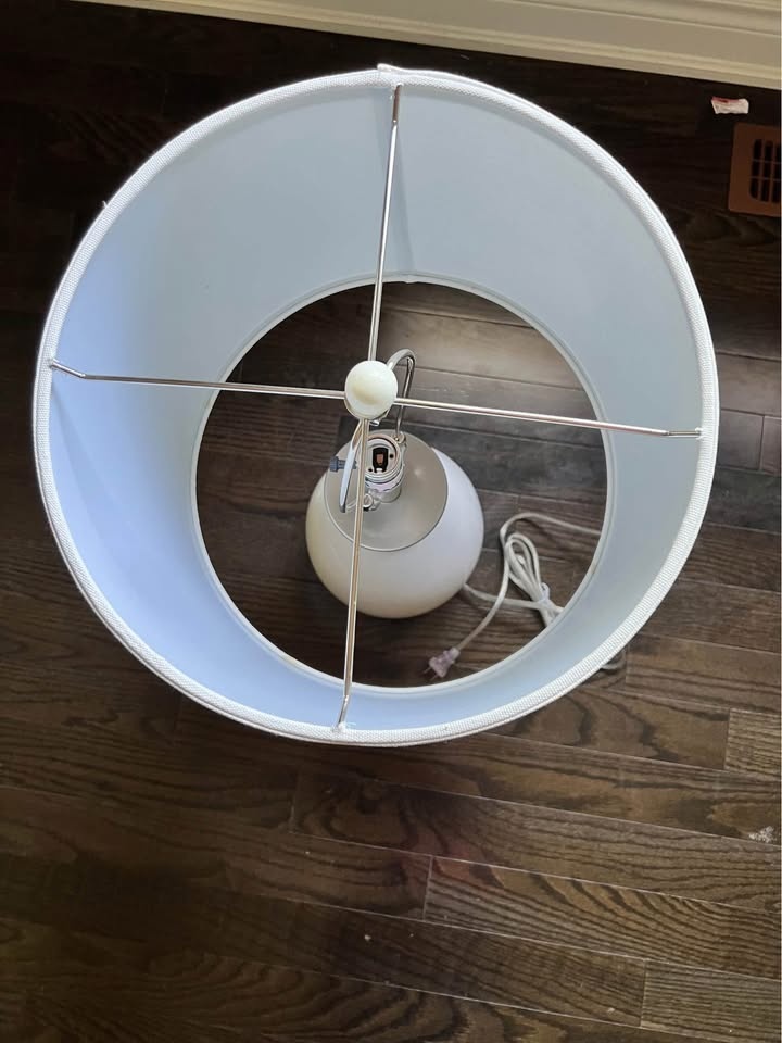 White ceramic table lamp - new open box - photo 4