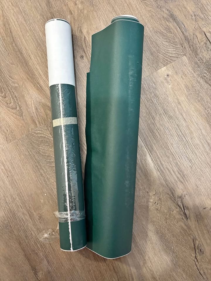 Dark green contact/wallpaper