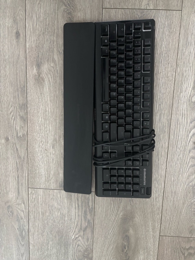 SteelSeries Gaming Keyboard with Wrist Rest