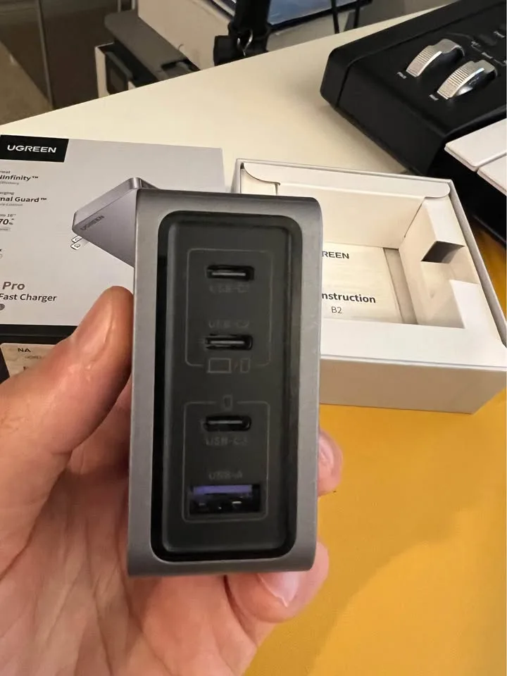 UGREEN Pro 4-Port 160W GaN Fast Charger image indicator(3)