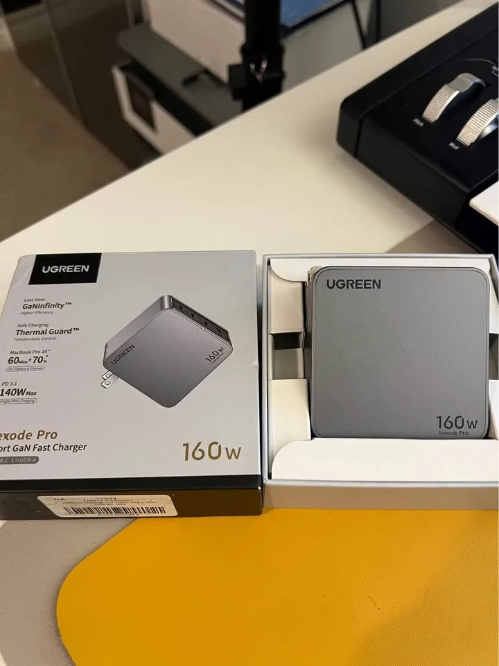 UGREEN Pro 4-Port 160W GaN Fast Charger image indicator(5)