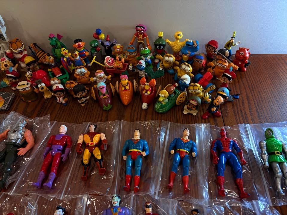 Large Vintage Toy Lot - Batman, Superman, Marvel, Garfield, Sesa - photo 3