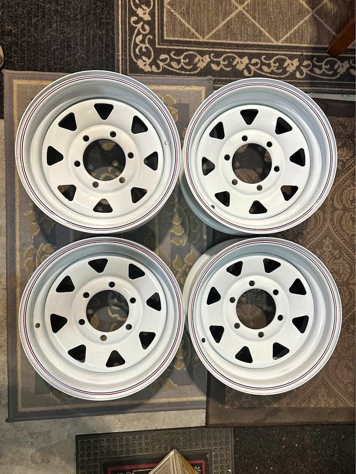 Set of 4 New SenDel white rims 14x6 6x5.5 bolt pattern