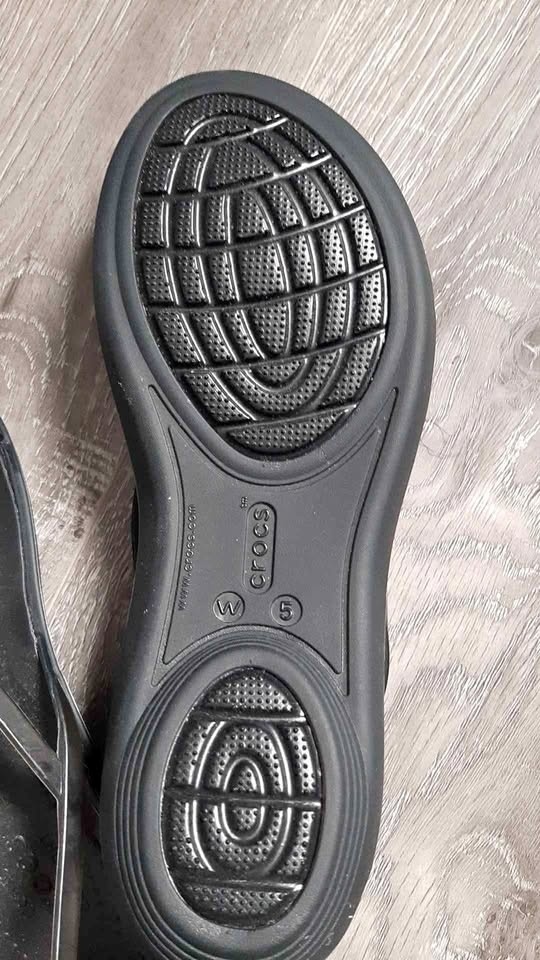 W Crocs Size 5