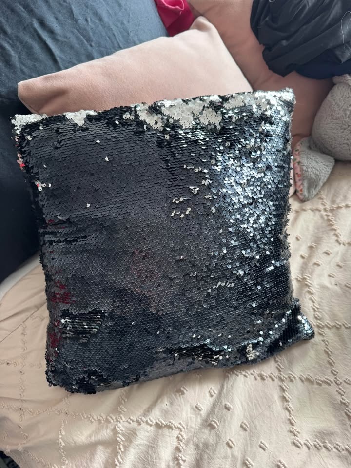 Decorative sequin pillow - photo 2