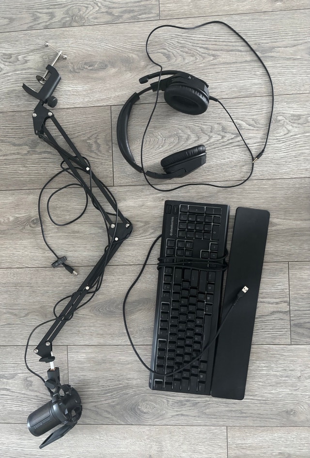 Keyboard, Mic, Headphones