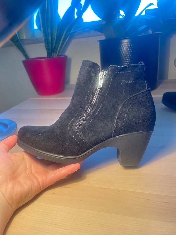 US 6 - 6.5 Naturalizer Gemma Black Suede Ankle Boots