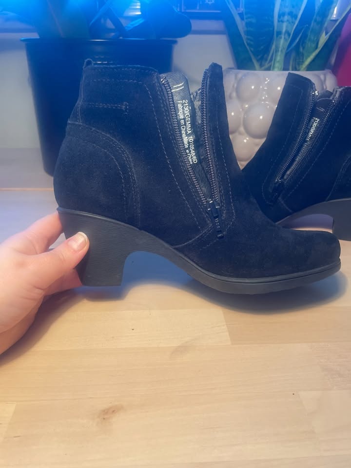 US 6 - 6.5 Naturalizer Gemma Black Suede Ankle Boots - photo 2