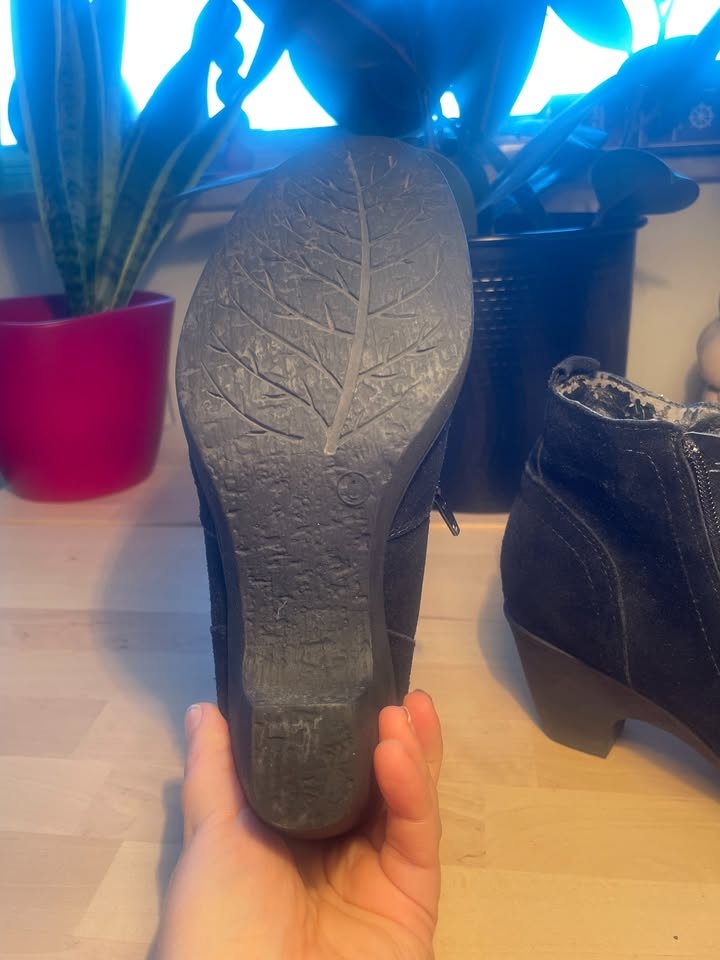 US 6 - 6.5 Naturalizer Gemma Black Suede Ankle Boots - photo 3