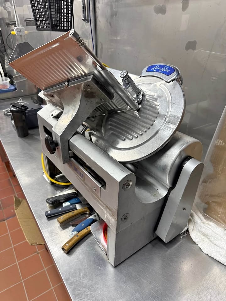 Lario Elec commercial meat slicer (NEEDS WORK)