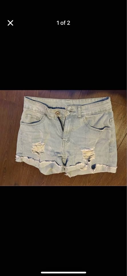 BRAND NEW Woman’s ripped jeans