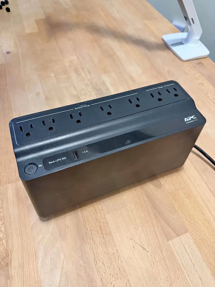 APC Back-UPS 600 Battery Backup (UPS)