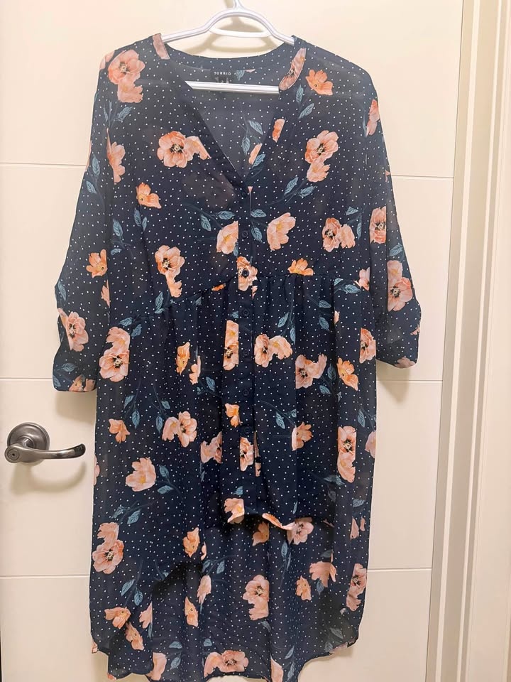 Torrid High low sheer blouse Navy Blue polka dot floral Size 2