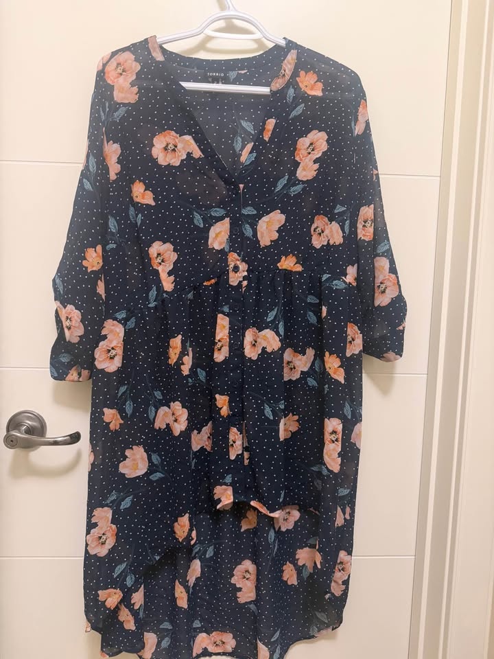 Torrid High low sheer blouse Navy Blue polka dot floral Size 2 - photo 2