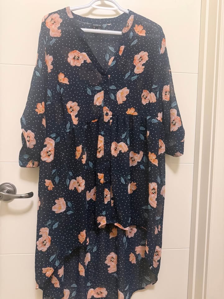 Torrid High low sheer blouse Navy Blue polka dot floral Size 2 - photo 3