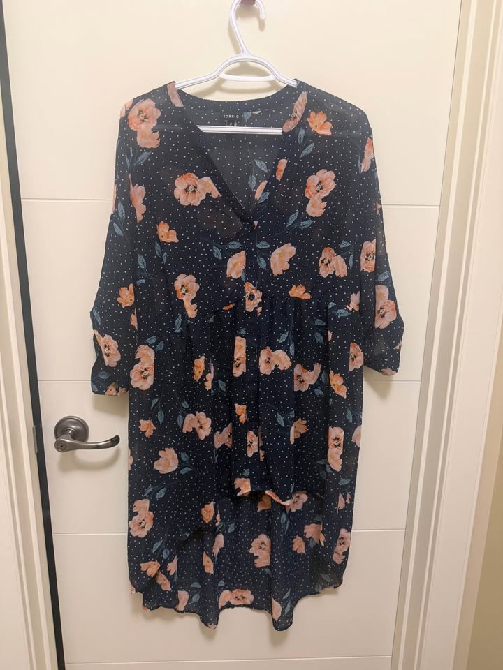 Torrid High low sheer blouse Navy Blue polka dot floral Size 2 - photo 4