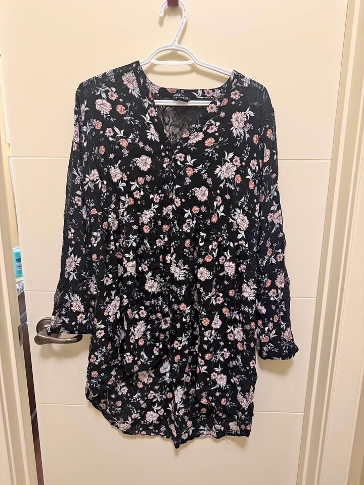Torrid Black Floral High Low Tunic Top Size 2 (18-20)