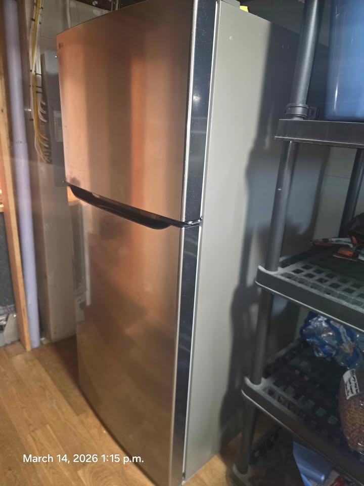 Modern LG Refrigerator (2024 Model) – Excellent Condition! - photo 2