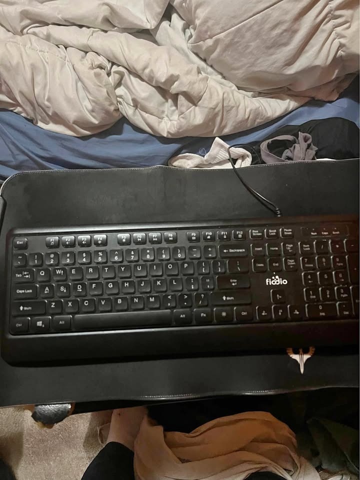 Fiddio Keyboard Stand - One Stand Broken