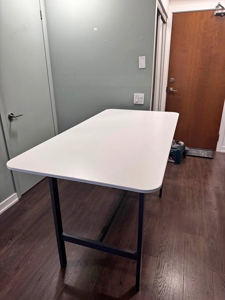 Kitchen table and 4 stools