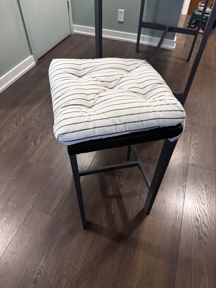 Kitchen table and 4 stools - photo 2
