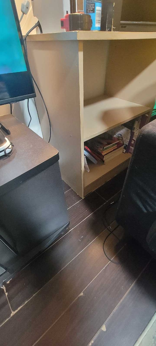TV Stand and a sturdy 2 tier shelf 🥕 - photo 4