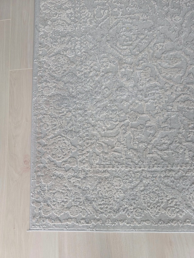 Beautiful neutral Rug quick sale moving 5x7