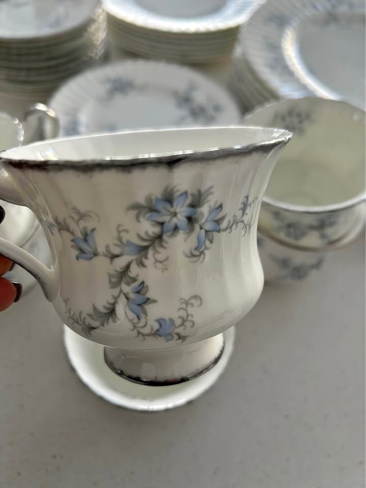 Antique Paragon "Bride’s Choice" Fine Bone China – 31-Piece Set