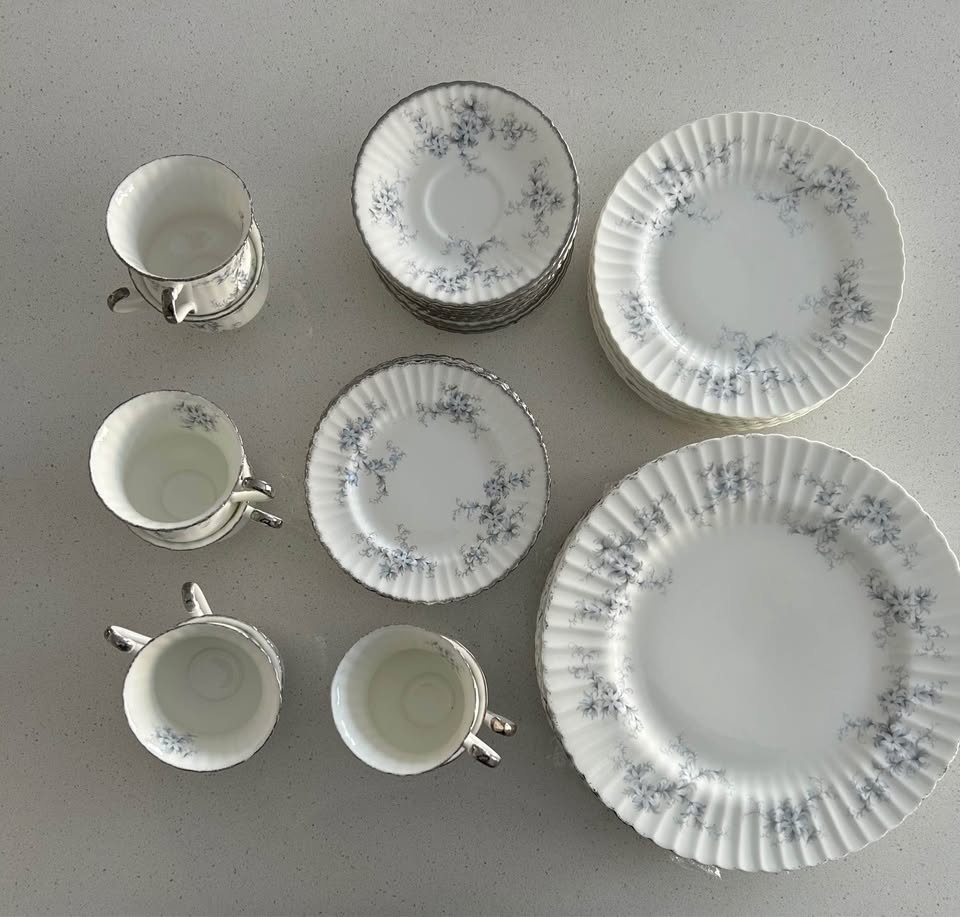 Antique Paragon "Bride’s Choice" Fine Bone China – 31-Piece Set - photo 4