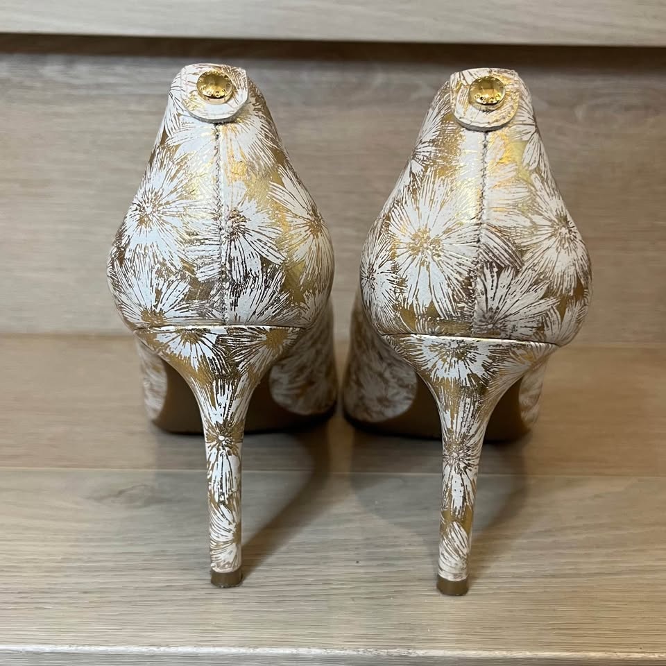 Michael Kors White & Gold Floral Heels - Size 9 - photo 4