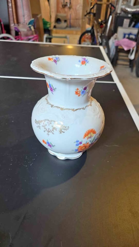 🌸 Vintage Floral Porcelain Vase – Elegant & Timeless – $20 🌸