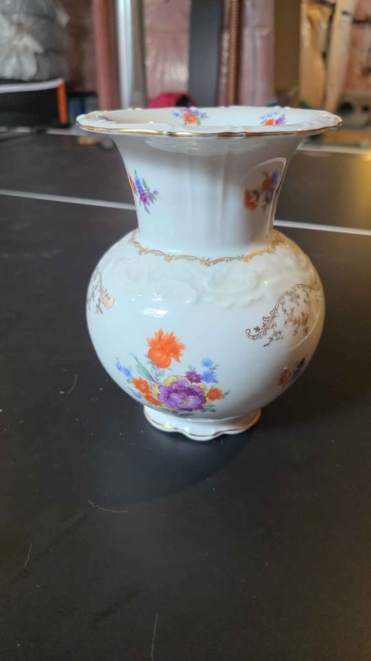 🌸 Vintage Floral Porcelain Vase – Elegant & Timeless – $20 🌸 - photo 2