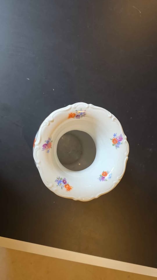 🌸 Vintage Floral Porcelain Vase – Elegant & Timeless – $20 🌸 - photo 3