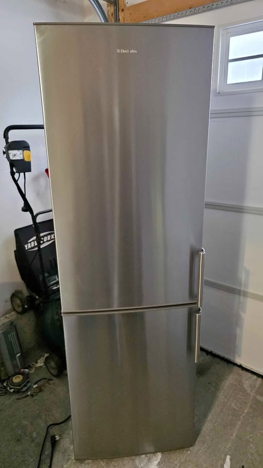 24” Electrolux Bottom Freezer Fridge – Stainless Steel