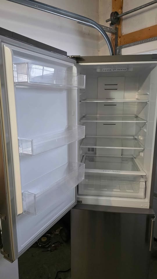 24” Electrolux Bottom Freezer Fridge – Stainless Steel - photo 2